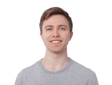 Beyaz arka planda tıraş olduktan sonra yakışıklı bir adam.