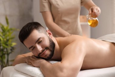 Adam spa salonunda masaj yaptırıyor.