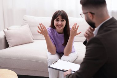 Ofiste hastayla çalışan profesyonel psikolog, seçici odaklanma