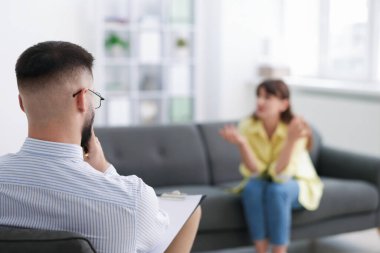 Ofiste hastayla çalışan profesyonel psikolog, seçici odaklanma