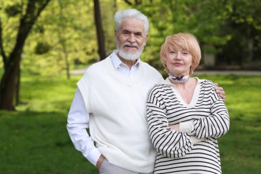 Sevgili son sınıf çiftimiz parkta birlikte vakit geçiriyorlar.