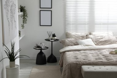 Yatak odasında güzel çarşafları olan rahat bir yatak.