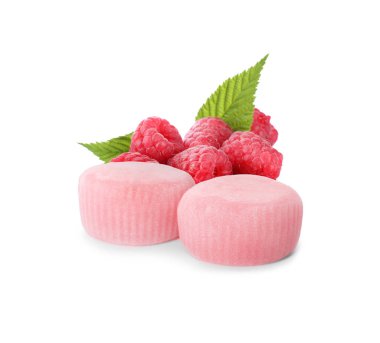 Lezzetli mochi ve beyaz arka planda taze ahududu.