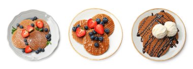 Beyaz arka planda lezzetli Hollanda waffleları (stroopwafels), hazır. Üst görünüm