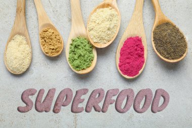 Süper yemek. Gri masada, düz yerde farklı kaşık tozları var.