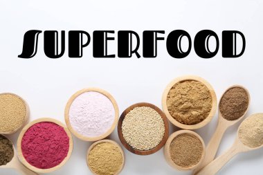 Süper yemek. Beyaz arka planda farklı pudralar ve ham kinoalar, düz konum