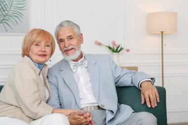 Sevgili yaşlı çift evdeki kanepede birlikte.