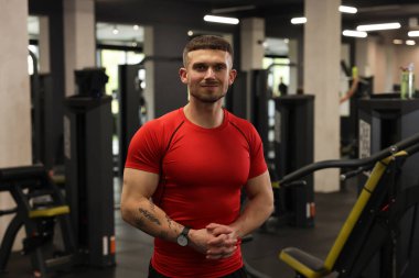 Spor salonundaki profesyonel kişisel antrenör portresi