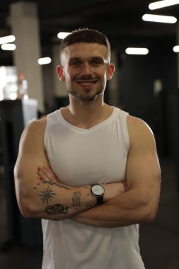 Spor salonundaki profesyonel kişisel antrenör portresi