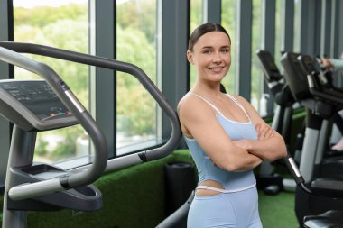 Spor merkezinde profesyonel kişisel antrenör portresi