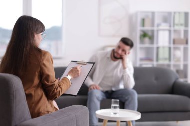 Ofiste hastayla çalışan profesyonel psikolog, seçici odaklanma