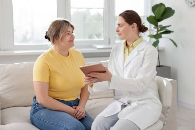 Kilo kaybı. Klinikteki aşırı kilolu kadınlara danışmanlık yapan beslenme uzmanı.