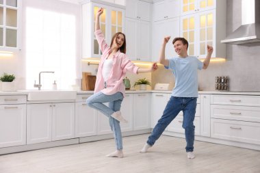 Mutfakta dans eden mutlu genç çift.