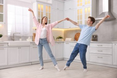 Mutfakta dans eden mutlu genç çift.