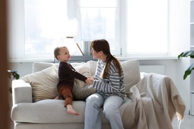 Mutlu anne oğluyla evdeki kanepede vakit geçiriyor.