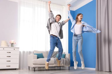 Evde dans eden mutlu çift, düşük açı.