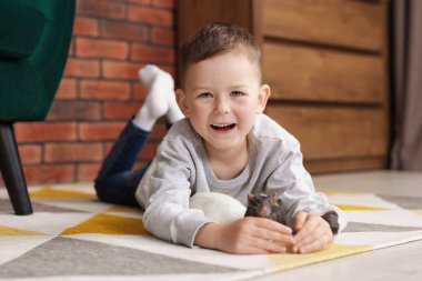 Evinde yerde fareleri olan küçük bir çocuk.