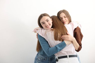 Beyaz arkaplanda sarılan arkadaşlar, metin için boşluk