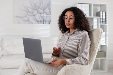 Ofiste dizüstü bilgisayarla çalışan profesyonel bir psikolog.