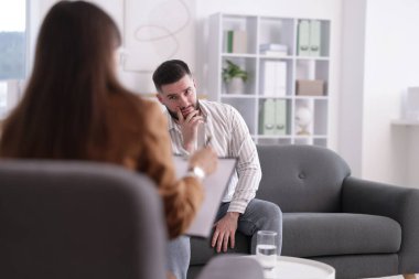 Ofiste hastayla çalışan profesyonel psikolog, seçici odaklanma