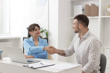 Ofiste müvekkil ile çalışan bir danışman. İş toplantısı