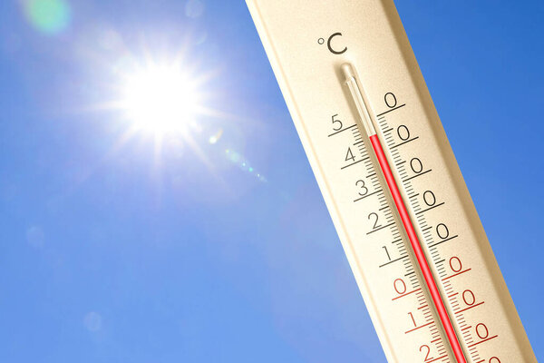 Чрезвычайно высокая температура на термометре против голубого неба в солнечный день. Летняя погода