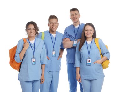 Beyaz arka planda bir grup mutlu tıp öğrencisi