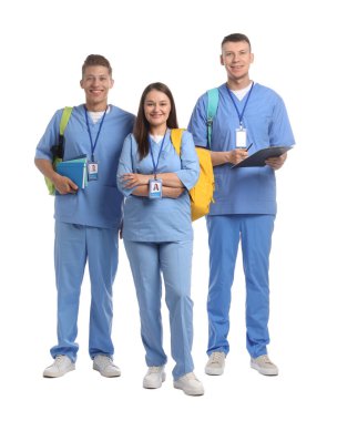 Beyaz arka planda bir grup mutlu tıp öğrencisi