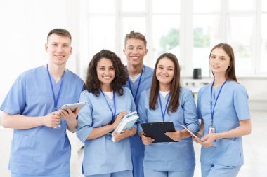 İçeride üniformalı bir grup tıp öğrencisi.