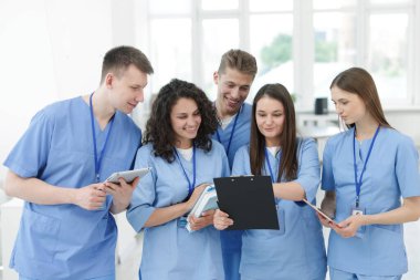 İçeride üniformalı bir grup tıp öğrencisi.