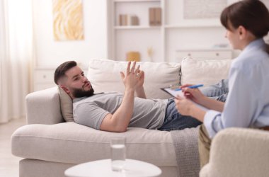 Ofiste hastayla çalışan profesyonel psikolog, seçici odaklanma