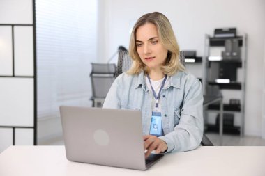 Ofisteki masada dizüstü bilgisayarla çalışan mühendis.