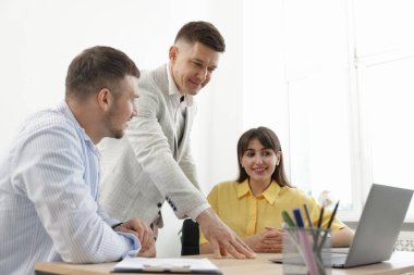 Ofiste iş danışmanıyla görüşen çift.