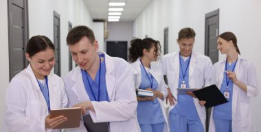 İçeride üniformalı bir grup tıp öğrencisi.