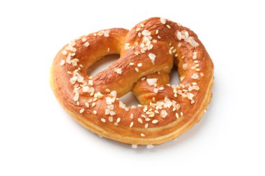 Lezzetli kraker, beyaz üzerine tuz dökülmüş.