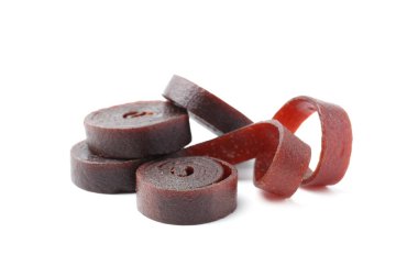 Beyaz arka planda lezzetli meyve ruloları