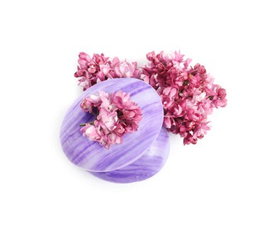 Sabun çubukları ve leylak çiçekleri izole edilmiş beyaz