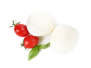 Beyaz arka planda lezzetli mozzarella peynir topları, domates ve fesleğen.