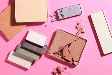 Pembe arka planda güzel göz farı dolguları, düz yatış.