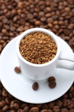 Fasulyelerin üzerine granüllü hazır kahve, yakın plan.