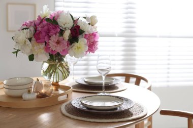 Yemek odasında şakayık demeti olan güzel bir masa. Metin için boşluk