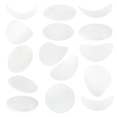 Beyaz üzerine izole edilmiş yenilebilir pirinç kağıtları.