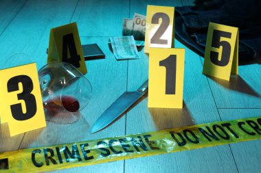 Adli tıp uzmanlığı. Kanıt, işaret ve polis bandı olan olay yeri, yakın çekim. Renkli tonlama efekti