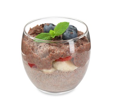 Chia tohumlu lezzetli çikolatalı puding ve beyaz bardakta yaban mersini.