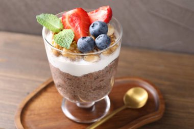 Çukulatalı puding, fındık ve böğürtlen ahşap masada, yakın plan.