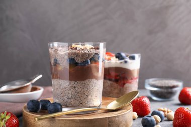 Chia tohumlu, böğürtlenli ve fındıklı lezzetli çikolatalı puding.