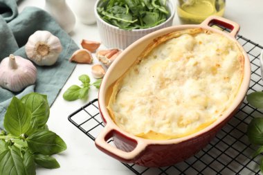 Lezzetli vejetaryen lazanya ve beyaz mermer masa malzemeleri, yakın plan.