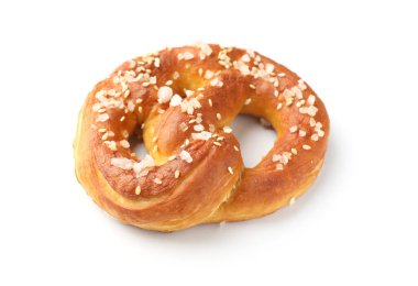 Lezzetli kraker, beyaz üzerine tuz dökülmüş.