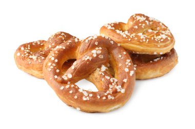 Lezzetli tuzlu krakerler beyaz üzerine izole edilmiş.