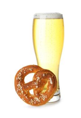 Lezzetli kraker ve beyaz üzerine izole edilmiş bir bardak bira